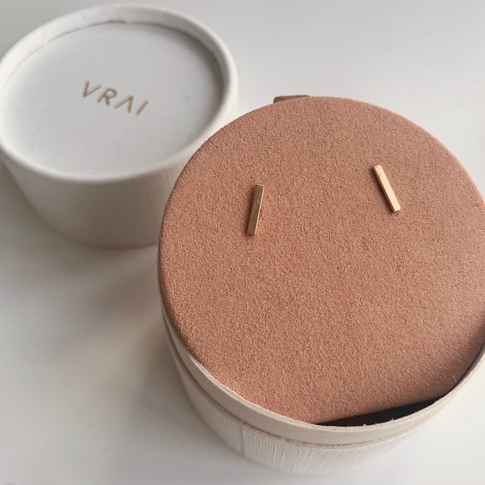 Vrai & Oro 14k Line Stud Earrings (Pair)
